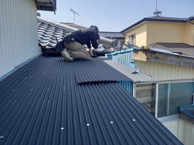 ガルバリウム鋼板波板の屋根カバー工事